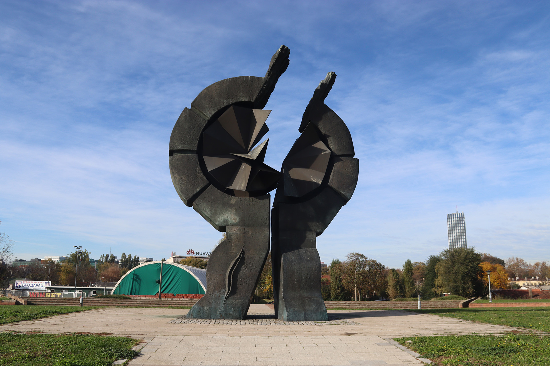 Monumentul Pentru Victimele Lagărului de concentrare Sajmište, autor Miodrag Popović, localizat pe malul stâng al râului Sava, Belgrad, 2023
