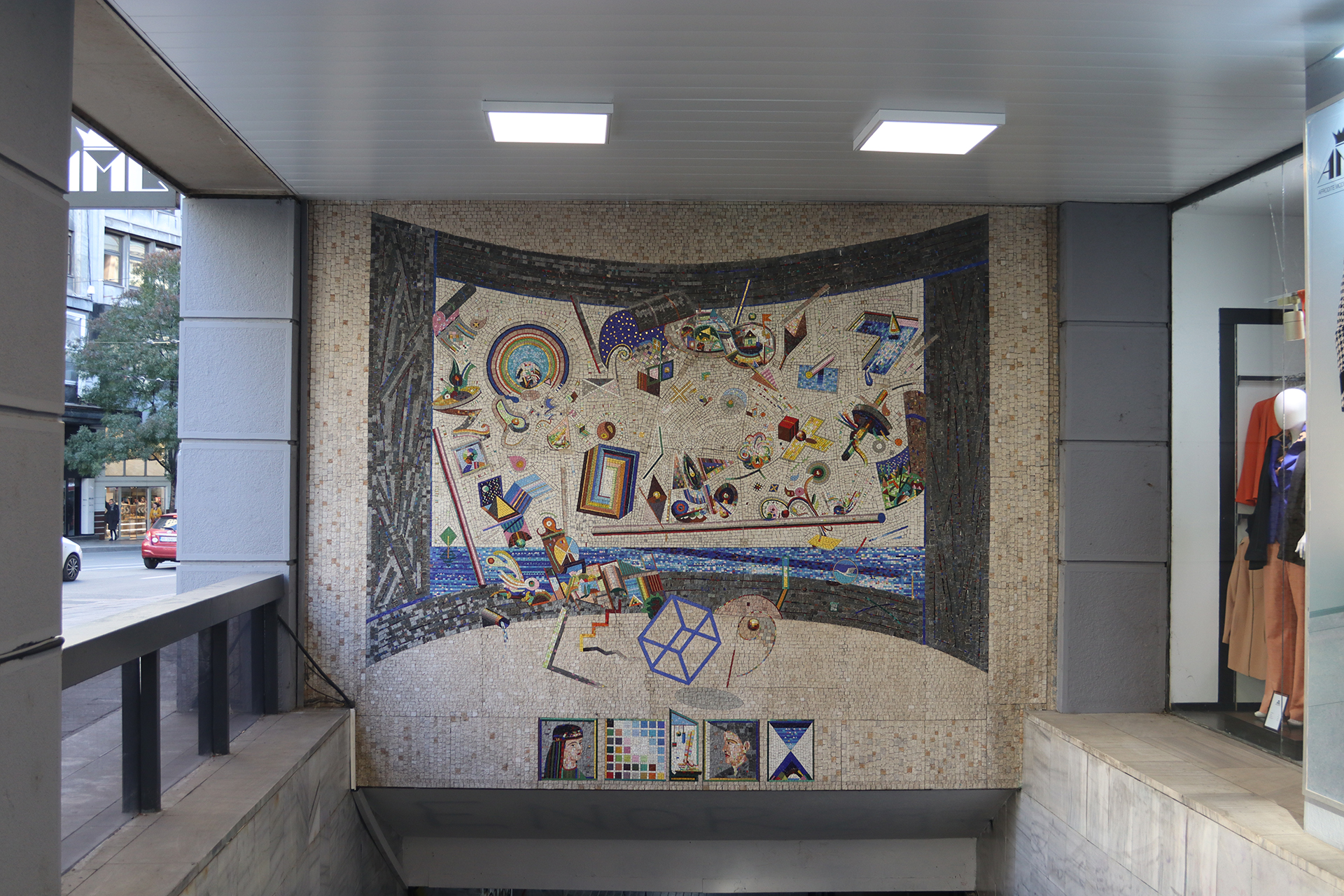 Mozaic creat de către Branko Miljuš spre comemorarea Summitului Mișcării Nealiniate (Belgrad. 1989), strada Terazije, intrare în pasajul Terazije, Belgrad, Serbia, 2023