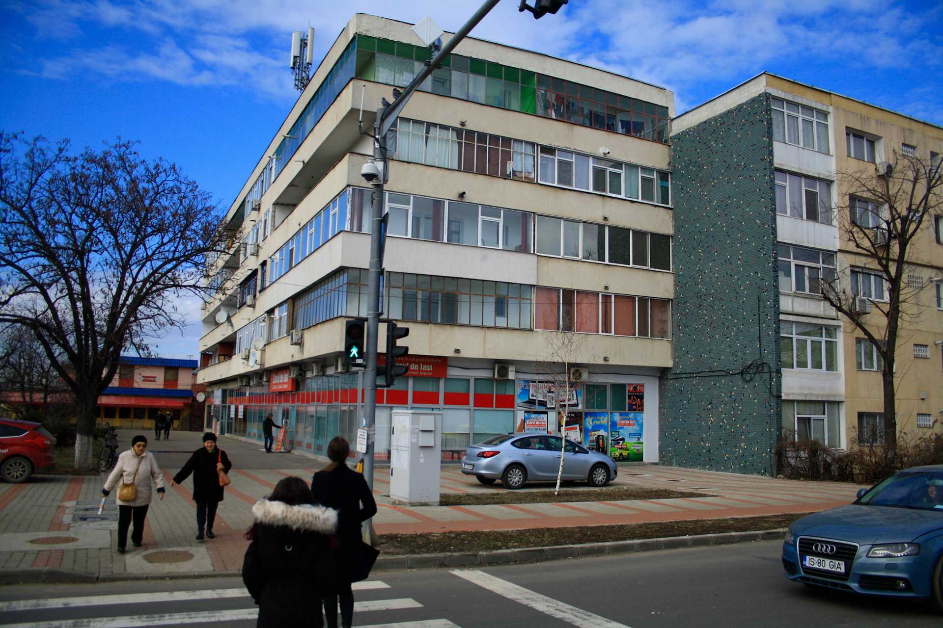 Decorație în mozaic pe fațada unui bloc de locuințe, situat pe Bulevardul Nicolae Iorga nr. 35, lângă Gara Internațională Nicolina, Iași, 2019