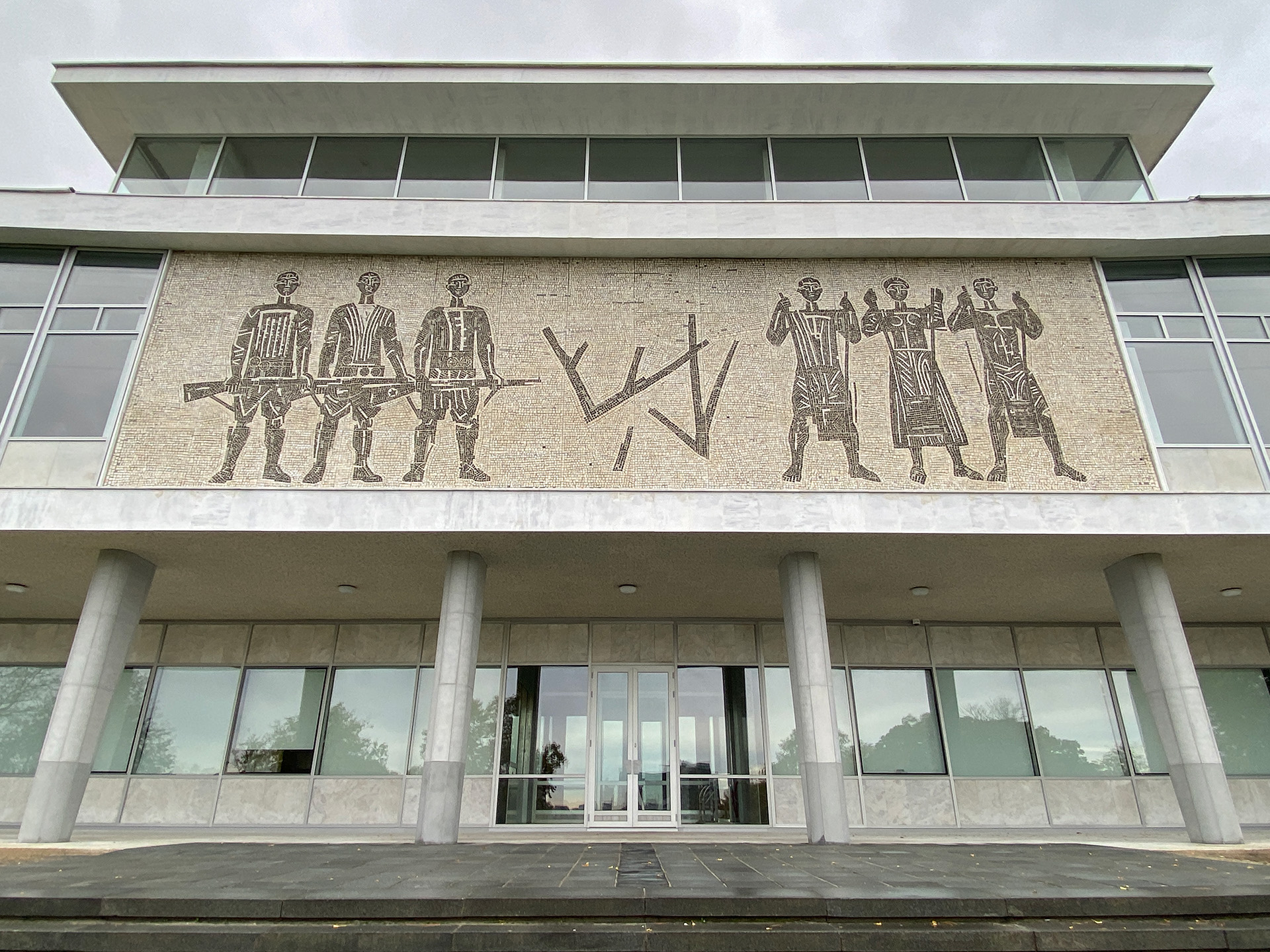 Mozaic creat de către Boško Karanović, unul dintre membrii fondatori ai colectivului „Grafički kolektiv”, Muzeul Iugoslaviei (2016)/ Muzeul de Istorie a Iugoslaviei (1996)/ Muzeul Revoluției Popoarelor Iugoslave (1959), Gospodar Jevremova 19, Belgrad, Serbia, 2023