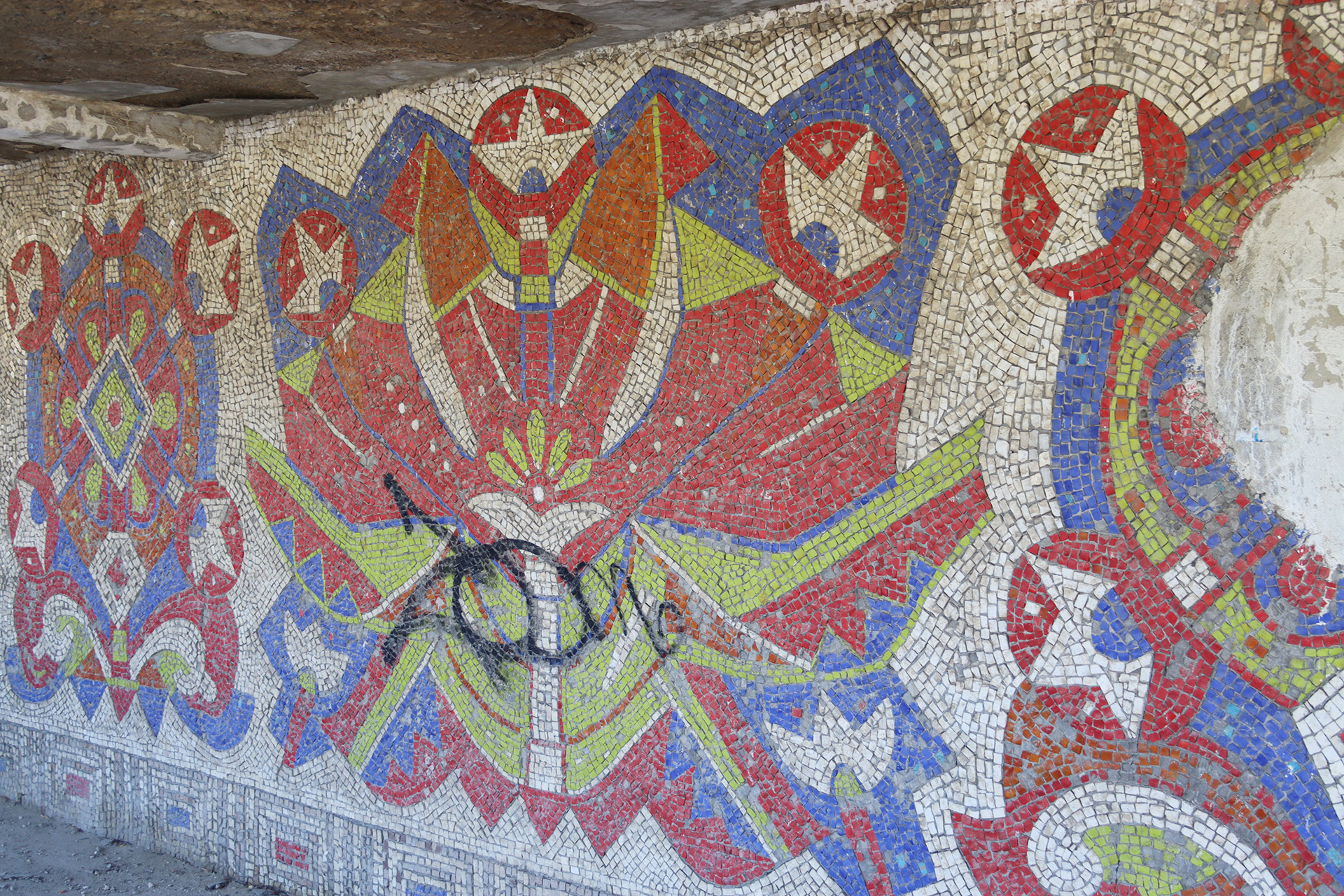 Mozaicuri realizate în perioada socialistă în stația de autobuz Sipoteni, raionul Călărași, Republica Moldova, 2023
