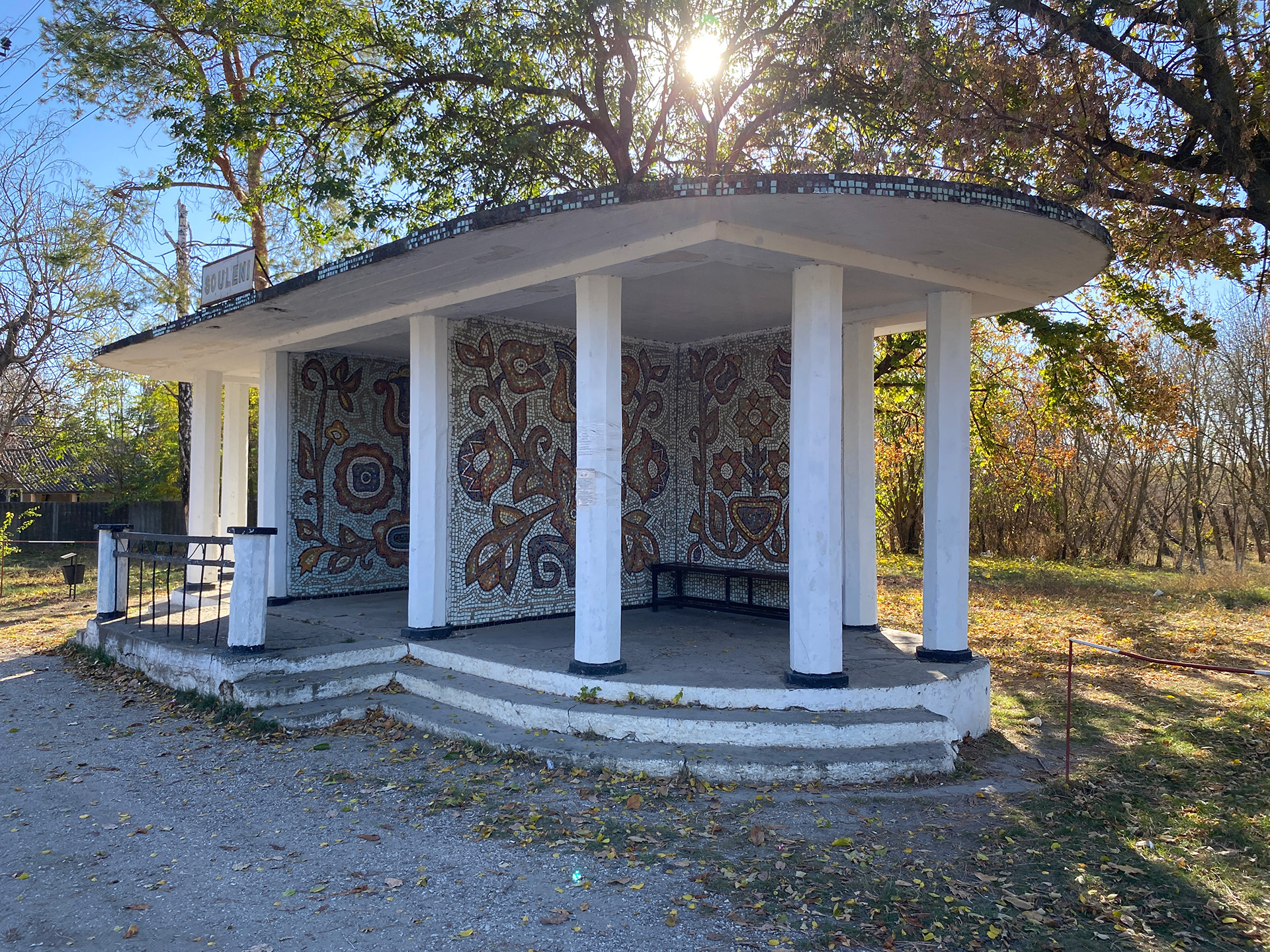 Mozaicuri realizate în perioada socialistă în stația de autobuz Sculeni, raionul Ungheni, Republica Moldova, 2023